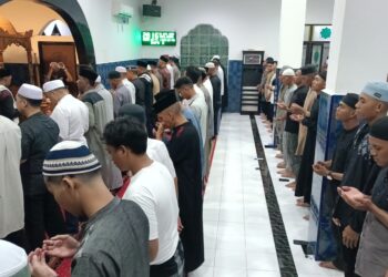 Tiga Anggota Polri Gugur di Way Kanan, Polisi dan Jamaah Masjid At-Taqwa Ambon Gelar Sholat Ghaib