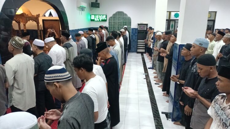 Tiga Anggota Polri Gugur di Way Kanan, Polisi dan Jamaah Masjid At-Taqwa Ambon Gelar Sholat Ghaib