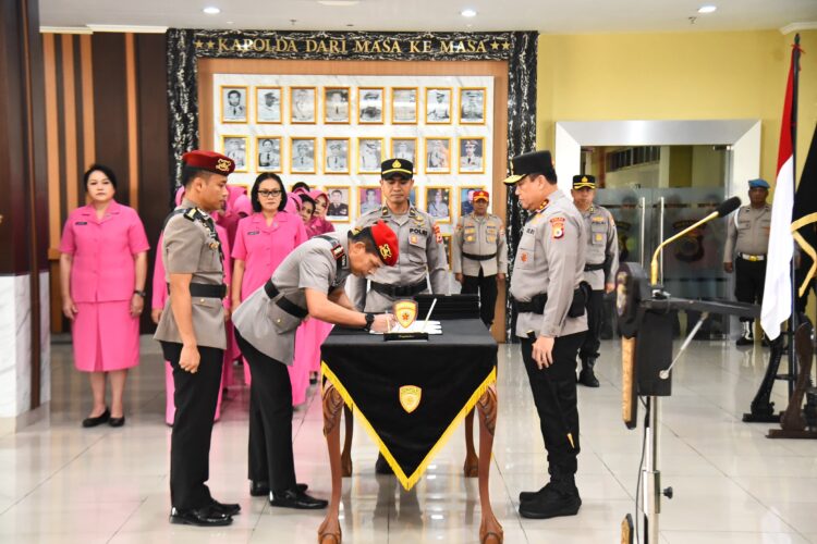 Empat PJU Polda Maluku dan Enam Kapolres Resmi Berganti