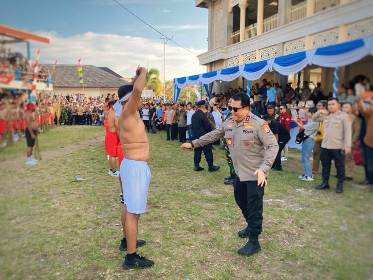 Kapolda Apresiasi Tradisi Pukul Sapu Lidi di Mamala-Morela