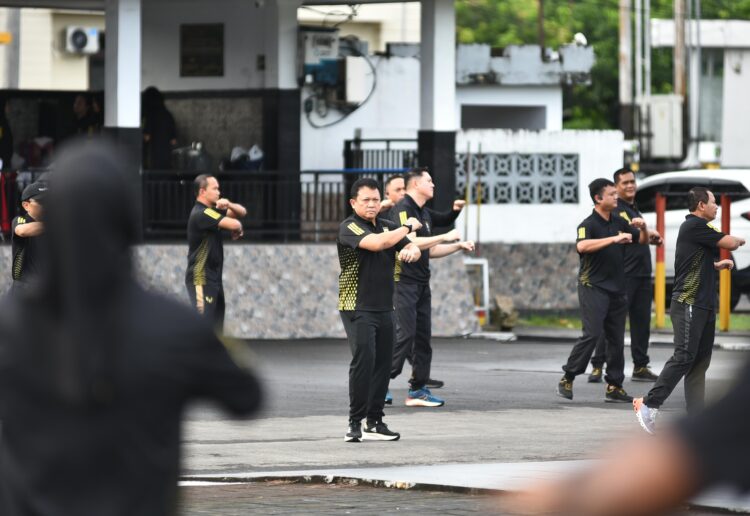 Perkuat Silaturahmi Kapolda Maluku Olahraga Bersama Personel