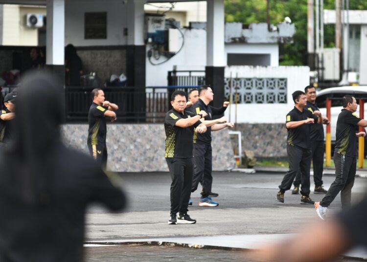 Perkuat Silaturahmi Kapolda Maluku Olahraga Bersama Personel