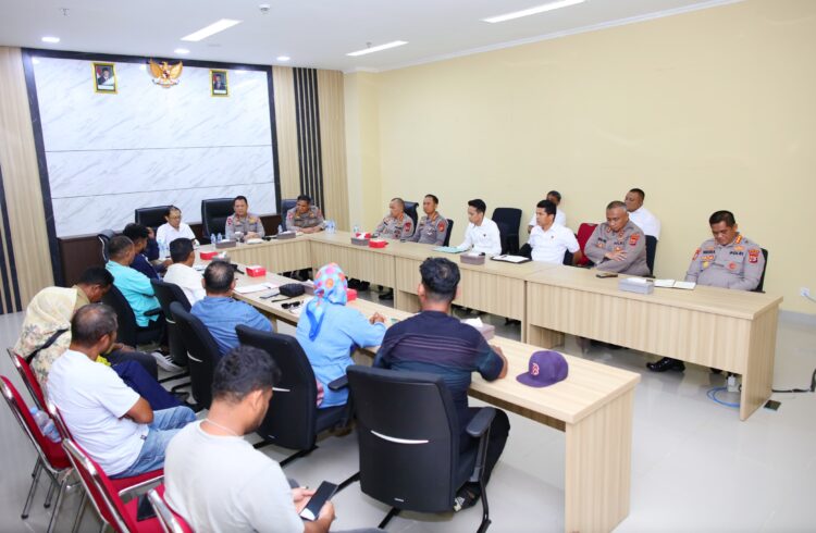 Terima Masyarakat Tulehu, Kapolda: Selesaikan Masalah dengan “Kepala Dingin”