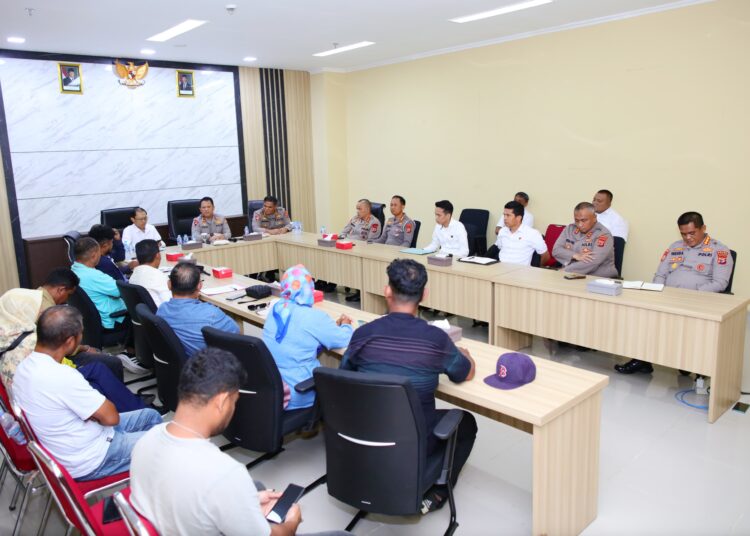 Terima Masyarakat Tulehu, Kapolda: Selesaikan Masalah dengan “Kepala Dingin”