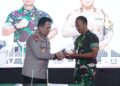 Pangdam Serahkan Satu Pucuk Revolver Sisa Konflik Maluku kepada Kapolda