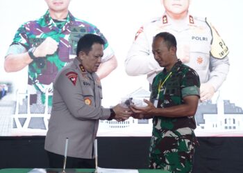 Pangdam Serahkan Satu Pucuk Revolver Sisa Konflik Maluku kepada Kapolda