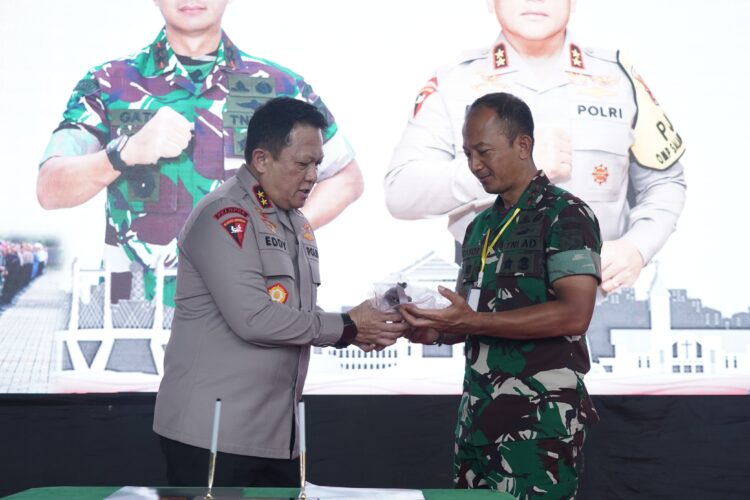 Pangdam Serahkan Satu Pucuk Revolver Sisa Konflik Maluku kepada Kapolda