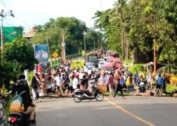 Lagi, Warga Tulehu Palang Jalan Tolak Pemindahan Terpidana Kasus Pembunuhan