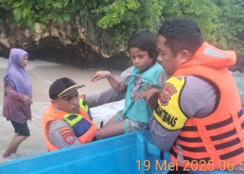 Nelayan di Bursel Bersama Istri dan Tiga Anaknya Selamat setelah Dihantam Gelombang