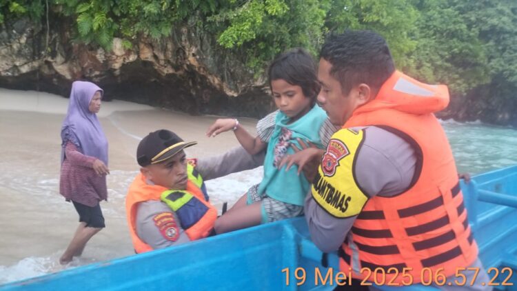 Nelayan di Bursel Bersama Istri dan Tiga Anaknya Selamat setelah Dihantam Gelombang