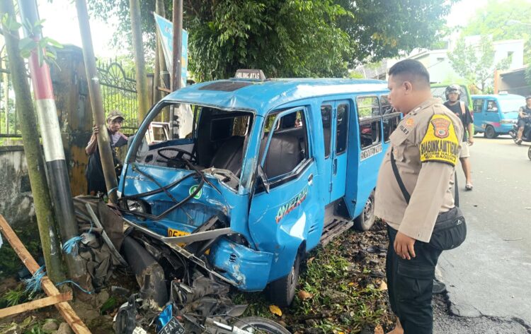 Rem Blong Angkot Halong Seruduk Dua Sepeda Motor, Enam Terluka