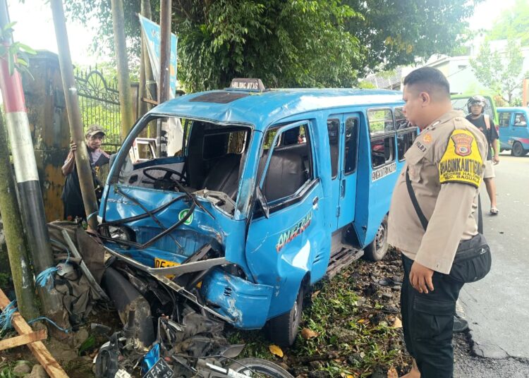 Rem Blong Angkot Halong Seruduk Dua Sepeda Motor, Enam Terluka