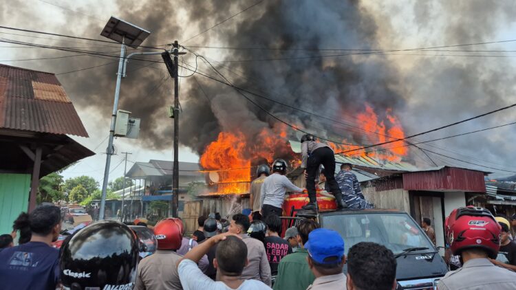 Toko, Rumah dan Kendaraan Terbakar di Bula, Kerugian Rp9 Miliar