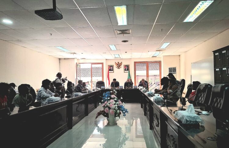 Hearing dengan DPRD, Mahasiswa Duga Ada Penyimpangan Proyek Jalan Namrole-Leksula