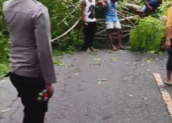 Warga Nuruwe Palang Jalan tak Puas Penegakan Hukum Kasus Pembunuhan