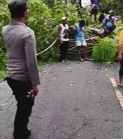 Warga Nuruwe Palang Jalan tak Puas Penegakan Hukum Kasus Pembunuhan