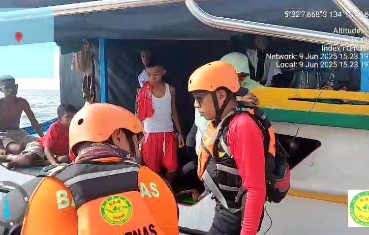 Tim SAR Evakuasi 20 Penumpang Kapal Mati Mesin di Perairan Aru