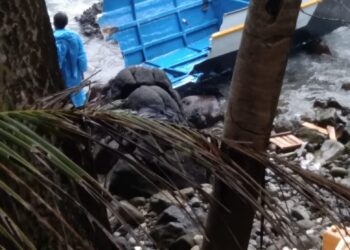Tabrak Karang Longboat Bermuatan 4 Ton Minyak Tanah Terbelah di Perairan Ambon