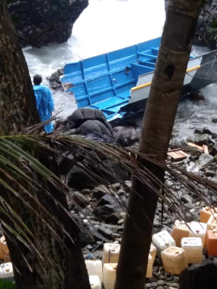 Tabrak Karang Longboat Bermuatan 4 Ton Minyak Tanah Terbelah di Perairan Ambon
