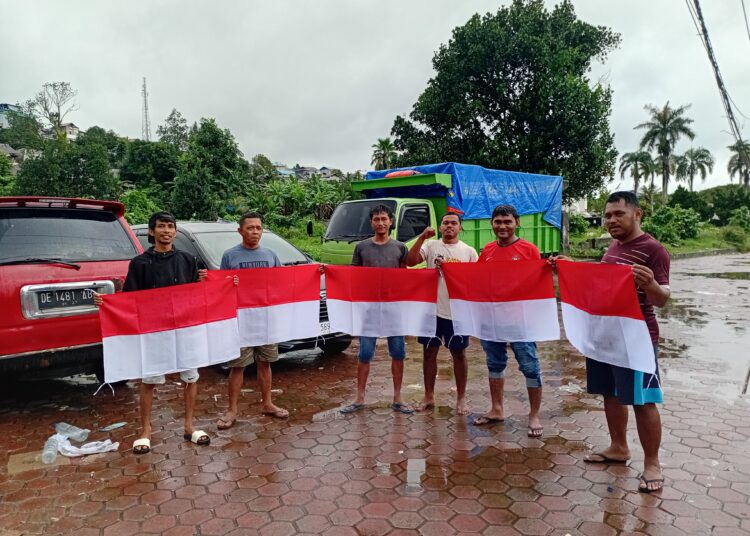 Jelang Hari Kemerdekaan RI Polda Maluku dan Polres Jajaran Bagikan Bendera Merah Putih