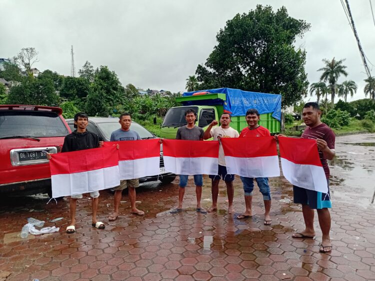 Jelang Hari Kemerdekaan RI Polda Maluku dan Polres Jajaran Bagikan Bendera Merah Putih