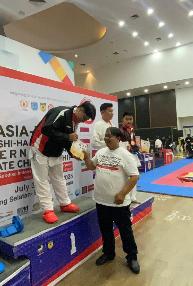 Dua Polisi di Maluku Harumkan Indonesia