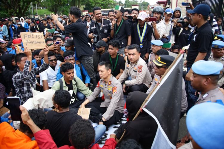 Kapolda Maluku Janji Kaji Tuntutan Aksi Bebaskan Dua Aktivis Lingkungan