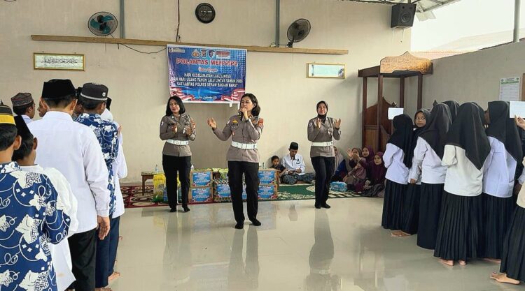 Polres SBB Kunjungi Pondok Pesantren Kamal, Edukasi Santri Jaga Diri