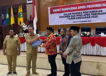 Ketua DPRD Maluku Terima Dokumen APBD-P 2025 dari Gubernur