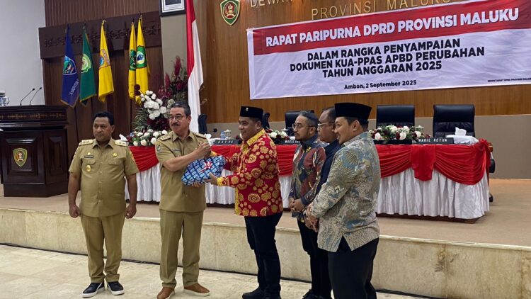 Ketua DPRD Maluku Terima Dokumen APBD-P 2025 dari Gubernur
