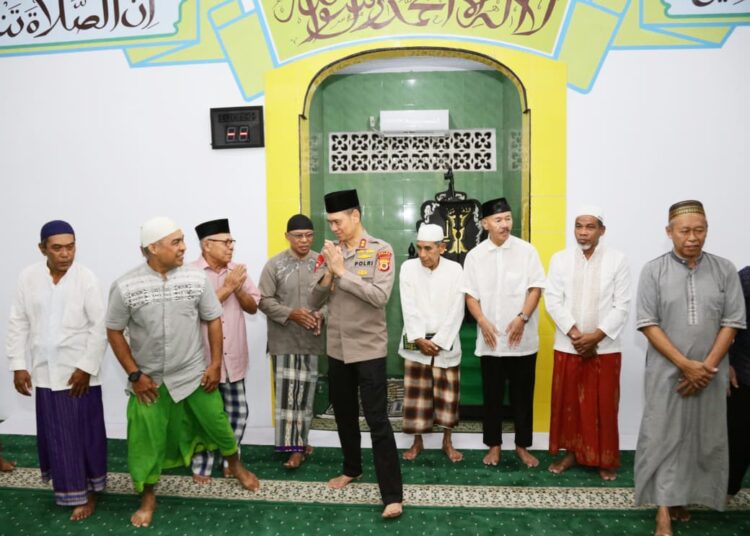Kapolda Maluku Sholat Subuh Berjamaah dengan Masyarakat di Masjid Al-Huda