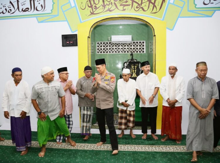 Kapolda Maluku Sholat Subuh Berjamaah dengan Masyarakat di Masjid Al-Huda