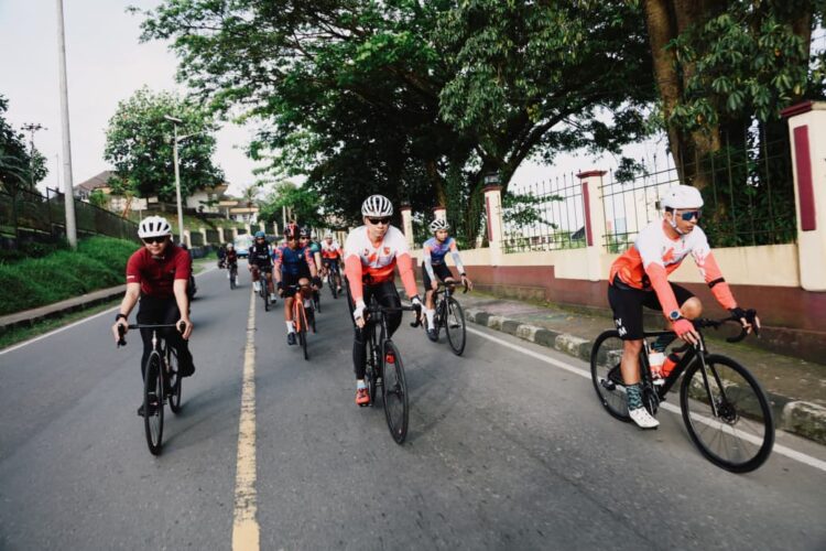 Sambut HUT ke-80 TNI, Kapolda Maluku dan Pangdam Pattimura Bersepeda Santai di Ambon