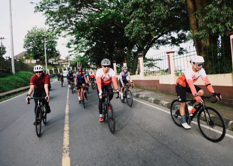 Sambut HUT ke-80 TNI, Kapolda Maluku dan Pangdam Pattimura Bersepeda Santai di Ambon