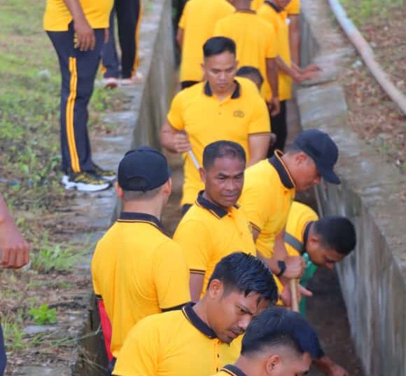 Polres MBD Bersihkan Gereja Eliora Berikan Rasa Nyaman Bagi Jemaat