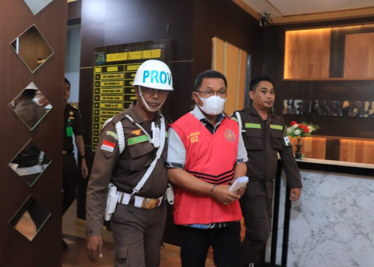 Jaksa Tahan Mantan Bupati Tanimbar Petrus Fatlolon