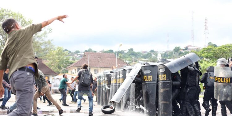 Unjuk Rasa di Polda Maluku Ricuh, Satu Provokator Ditangkap