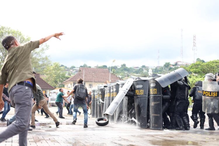 Unjuk Rasa di Polda Maluku Ricuh, Satu Provokator Ditangkap