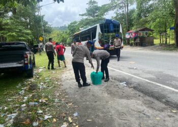 Polisi Sita 350 Liter Sopi Ilegal di Pelabuhan Feri Hunimua Ambon