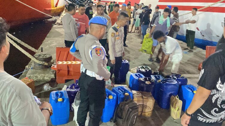 Razia Miras Ilegal di Pelabuhan Slamet Riyadi Ambon Polisi Amankan 700 Liter Sopi