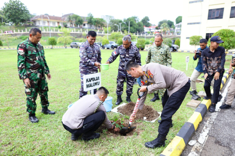 Dukung Pelestarian Lingkungan Hidup, Alumni Akabri 1994 Tanam Mahoni di Ambon
