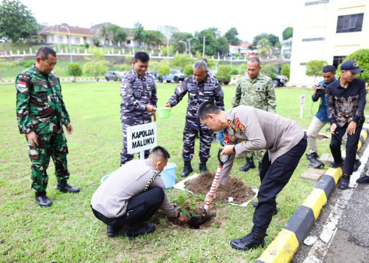 Dukung Pelestarian Lingkungan Hidup, Alumni Akabri 1994 Tanam Mahoni di Ambon