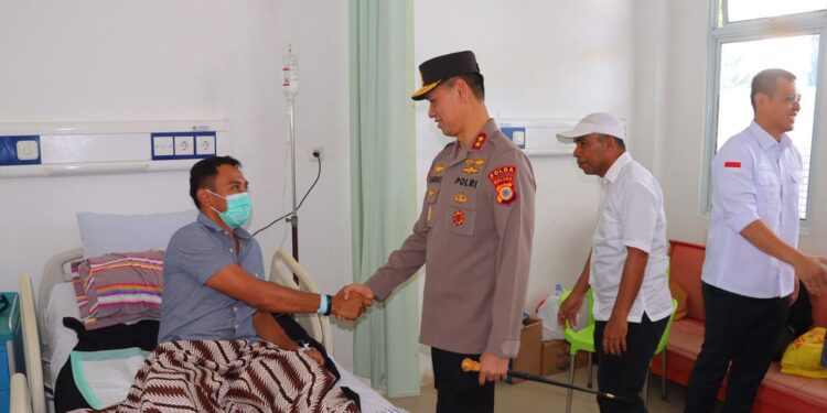 Kapolda Maluku Jenguk Kapolres Tual yang Terkena Panah di RSUD Karel Sadsuitubun