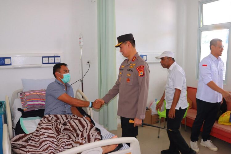 Kapolda Maluku Jenguk Kapolres Tual yang Terkena Panah di RSUD Karel Sadsuitubun