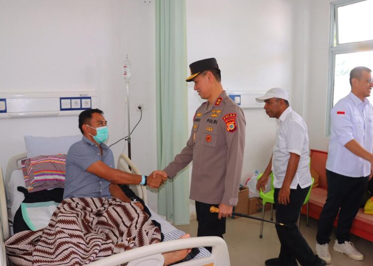 Kapolda Maluku Jenguk Kapolres Tual yang Terkena Panah di RSUD Karel Sadsuitubun