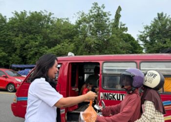 Kafe Ujung JMP Kembali Berbagi Takjil Ramadan, Lala Kariuw: Tradisi Rutin Tebar Kebahagian Bersama Basudara Muslim