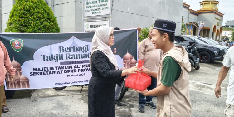 Sekretariat DPRD Maluku Berbagi Takjil Ramadan, Sekwan: Kita Berlomba Berbuat Kebaikan