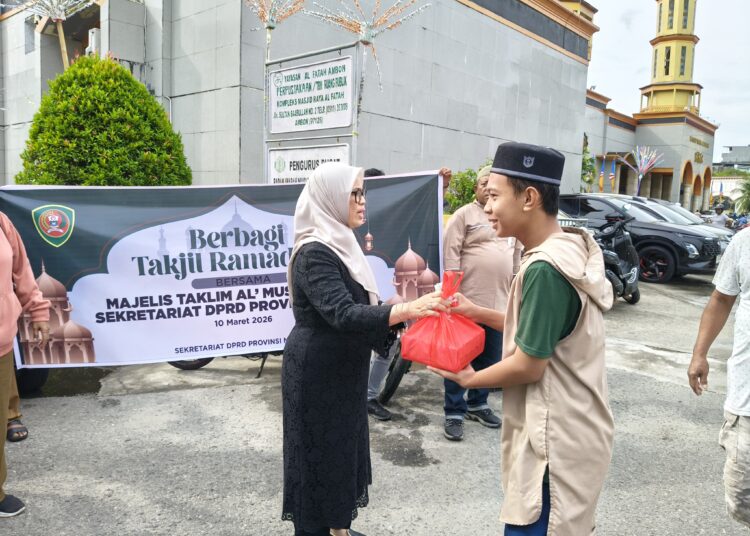 Sekretariat DPRD Maluku Berbagi Takjil Ramadan, Sekwan: Kita Berlomba Berbuat Kebaikan
