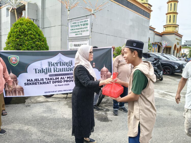 Sekretariat DPRD Maluku Berbagi Takjil Ramadan, Sekwan: Kita Berlomba Berbuat Kebaikan