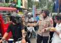 Bidhumas-Bidpropam Polda Maluku Berbagi Takjil Ramadan kepada Pengguna Jalan di Ambon